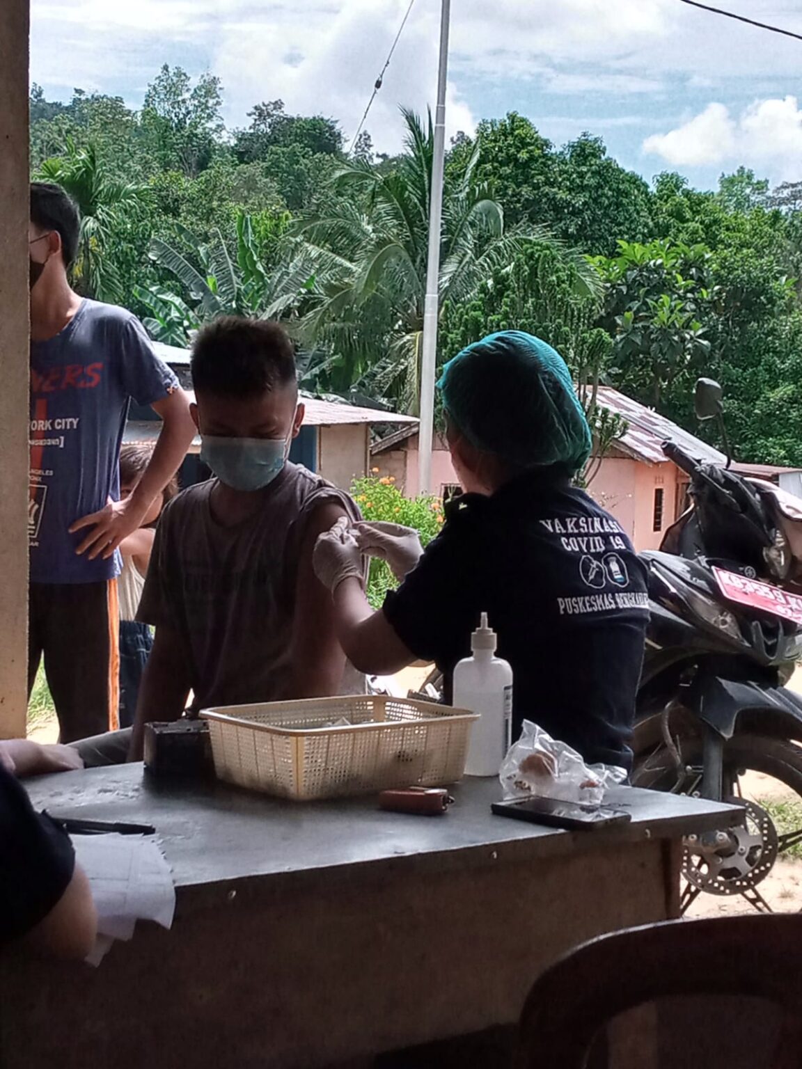 Vaksinasi di Dusun Batu Bide Desa Bhakti Mulya